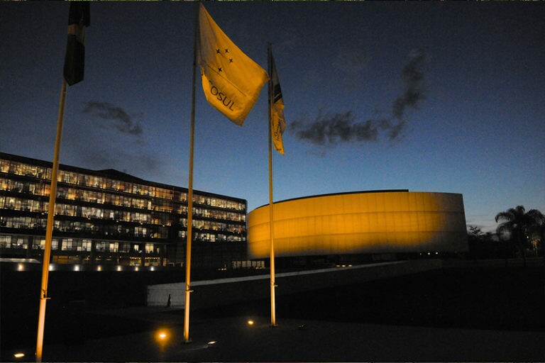 CLDF se ilumina de amarelo para conscientizar sobre câncer de pele