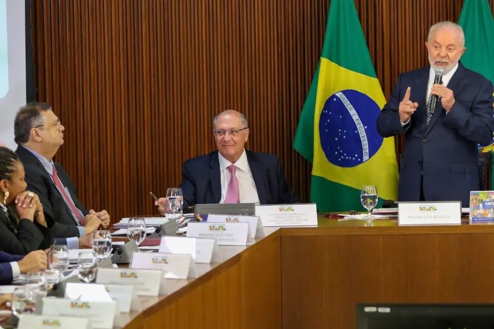 'Ministro do STF não fica dando entrevista, fala nos autos', diz Lula para Dino
