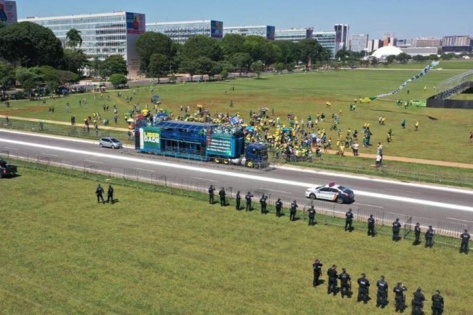 Em ato de pouca adesão, apoiadores de Bolsonaro protestam contra Dino, em Brasília