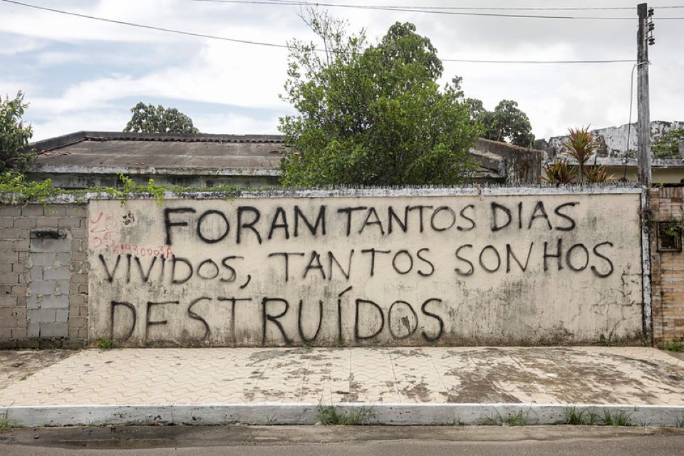 Muros: os sentimentos de ex-moradores de bairros desativados de Maceió