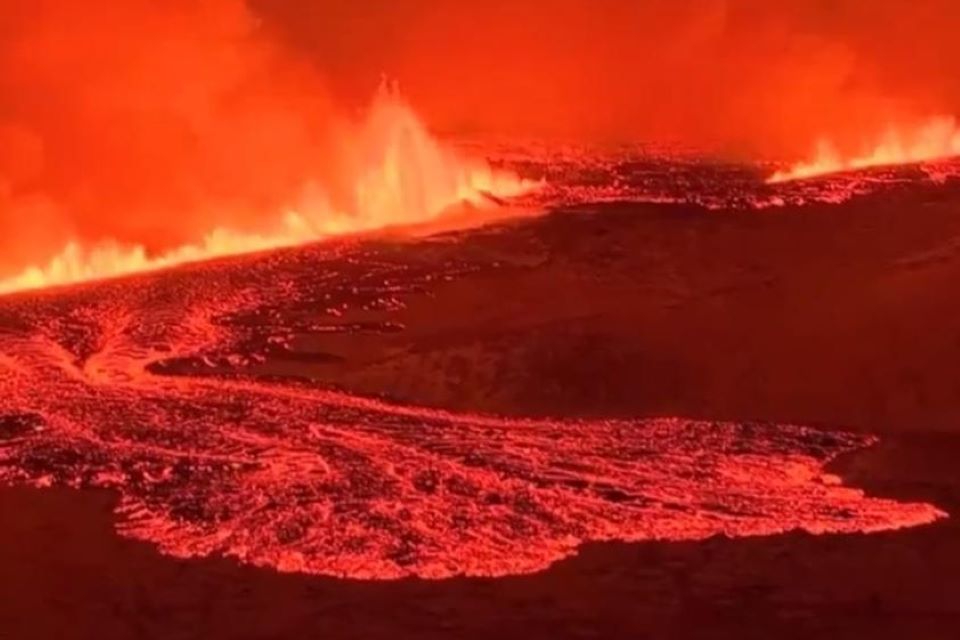 Em erupção na Islândia, vulcão lança magma a 120 metros de altura