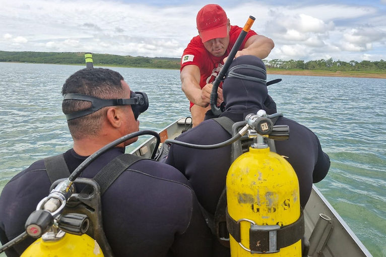 Equipes do CBMDF atuam no resgate de pessoas com risco de afogamento no Lago Paranoá | Foto: Divulgação/CBMDF