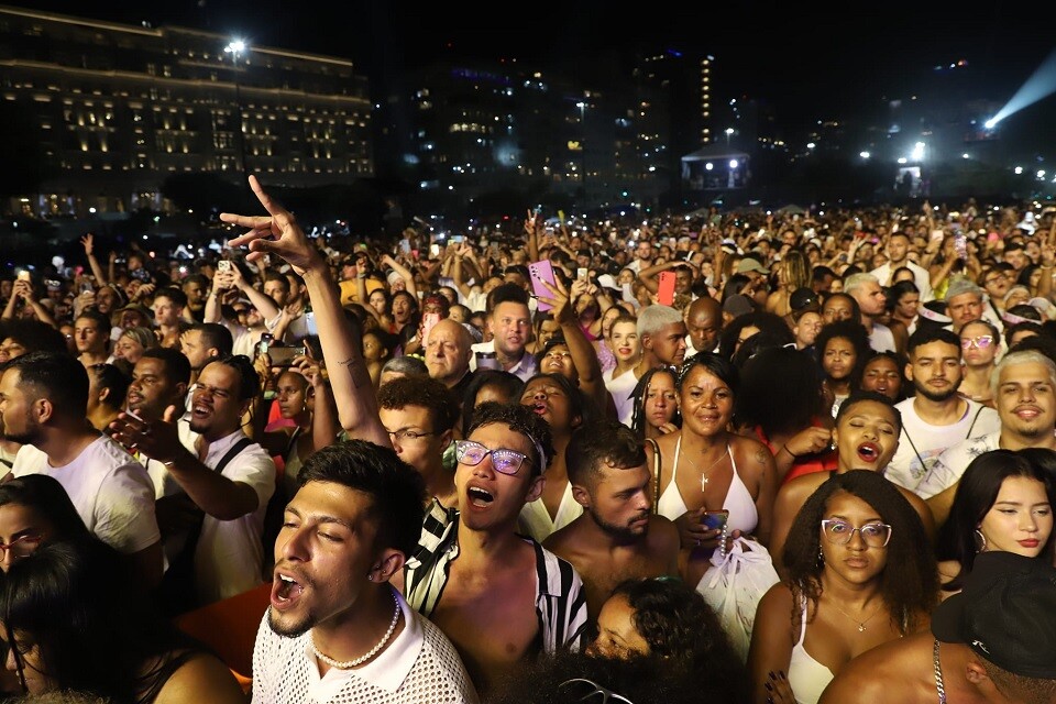 A praia de Copacabana ficou lotada com os shows de Réveillon