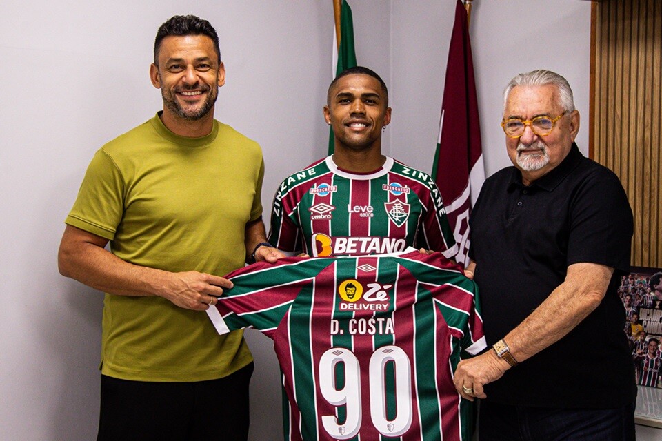 Fred, Douglas Costa e Paulo Angioni, durante o anúncio da contratação do atacante