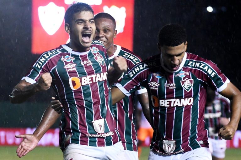 João Neto comemora o gol que fechou o palcar no estádio Luso-Brasileiro