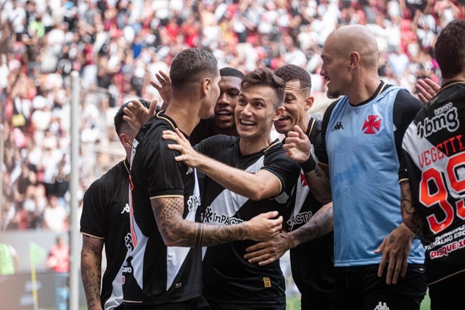 Jogadores do Vasco comemoram o primeiro gol do jogo, marcado por Praxedes