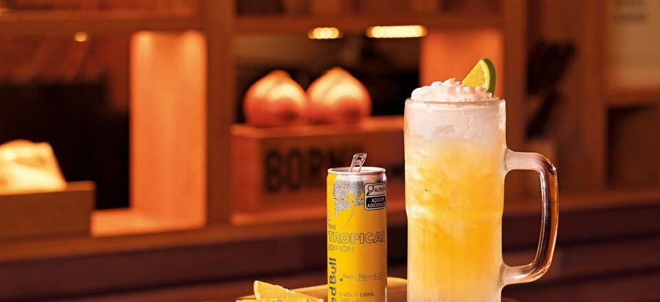 O novo mocktails do Outback leva Red Bull Tropical com um toque de limão, gengibre, mix de xaropes e espuma de limão