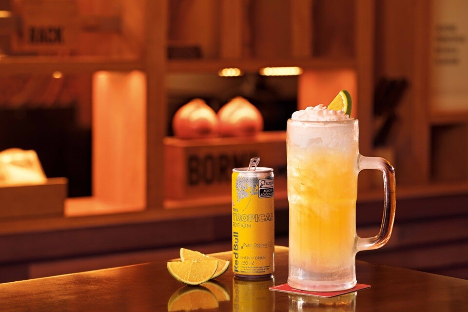 O novo mocktails do Outback leva Red Bull Tropical com um toque de limão, gengibre, mix de xaropes e espuma de limão