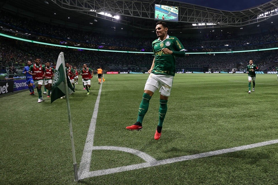 Raphael Veiga marcou seu quarto gol no Paulistão e abriu caminho para o triunfo palmeirense