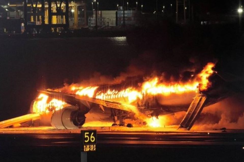 Avião com 379 a bordo pega fogo no Japão após bater em outro