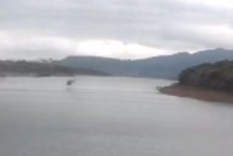Vídeo: helicóptero com quatro pessoas cai no Lago de Furnas, em Capitólio, interior de Minas