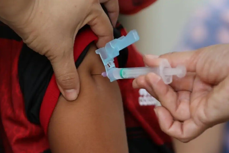A nota reforça que as vacinas CoronaVac, do Butantã, e a BNT162b2, da Pfizer, têm alta efetividade contra infecção
