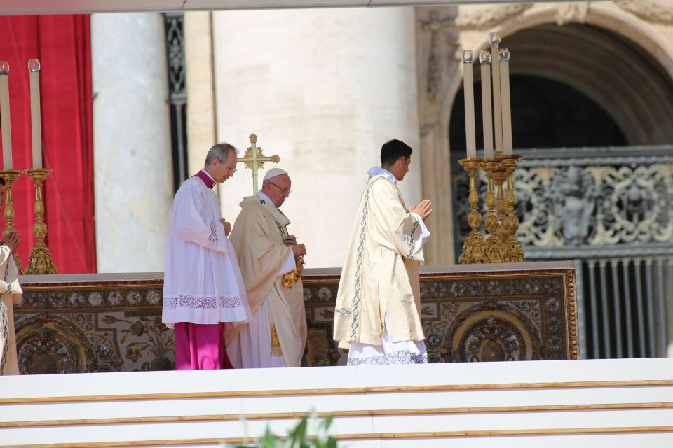 Vaticano diz que bênção a casal gay não é heresia nem pode ser negada