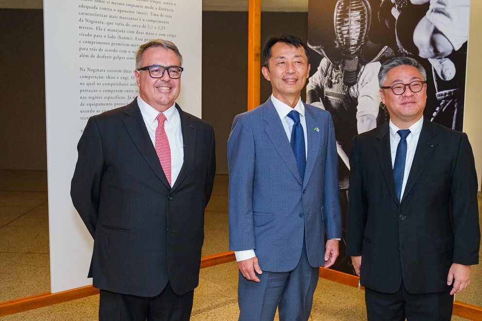 O Embaixador do Japão Teiji Hayashi entre os representantes da Japan House Carlos Roza e Claudio Kurita