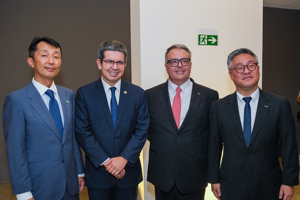 Embaixador do Japão Teiji Hayashi, Senador Randolfe Rodrigues com os representantes da Japan House Carlos Roza e Claudio Kurita