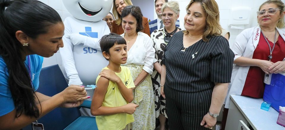 Enzo Machado, 10 anos, tomou a primeira dose do imunizante contra a dengue na UBS do Cruzeiro