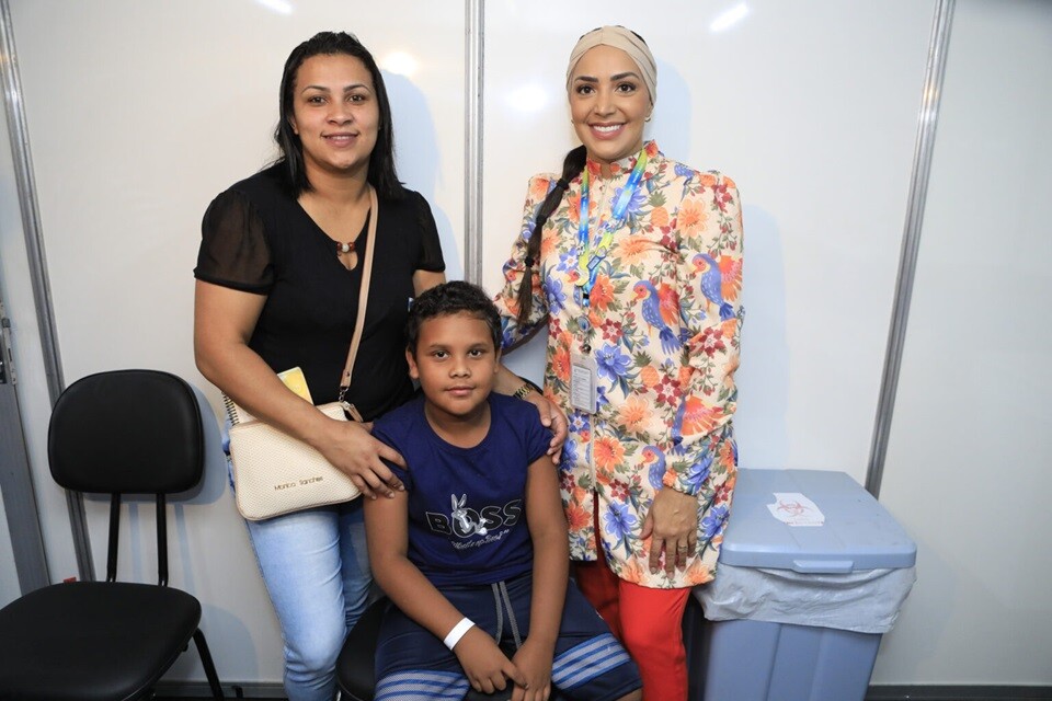 Márcia Marques levou o filho Enzo para ser vacinado contra a dengue neste sábado