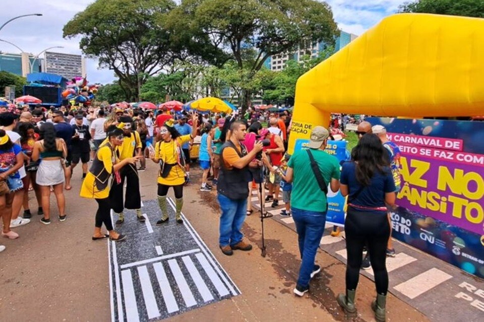 Nas ações educativas promovidas pelo Detran-DF no Carnaval, mais de 5 mil pessoas foram abordadas