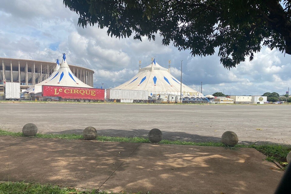 O Le Cirque está instalado em pleno estacionamento do estádio