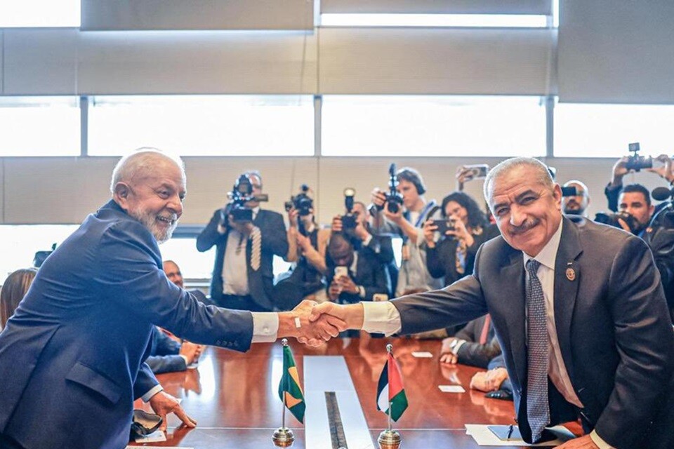 O primeiro-ministro da Palestina, Mohammad Shtayyeh, cumprimenta o presidente Lula, em recente encontro realizado na Etiópia. Ele deixa o cargo para facilitar um consenso sobre Gaza.
