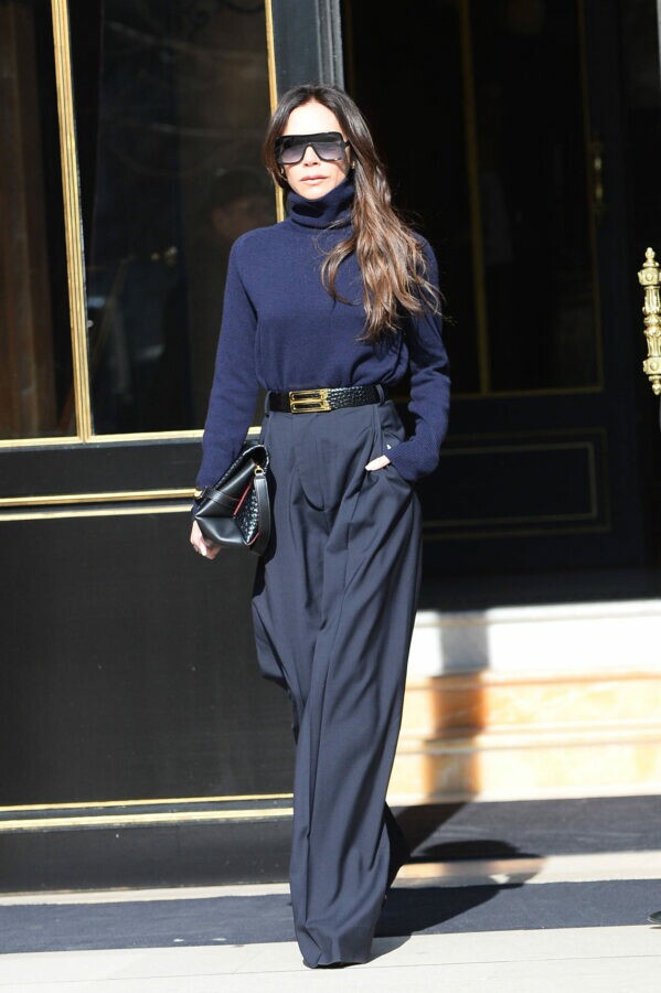Victoria Beckham usando o cinto Frame, da sua marca homônima