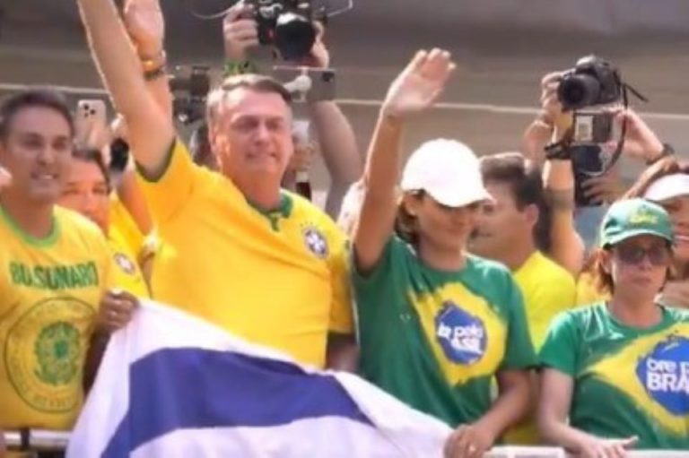 Bolsonaro pede foco nas eleições e diz que um Poder não pode tirar ninguém do 'palco político'