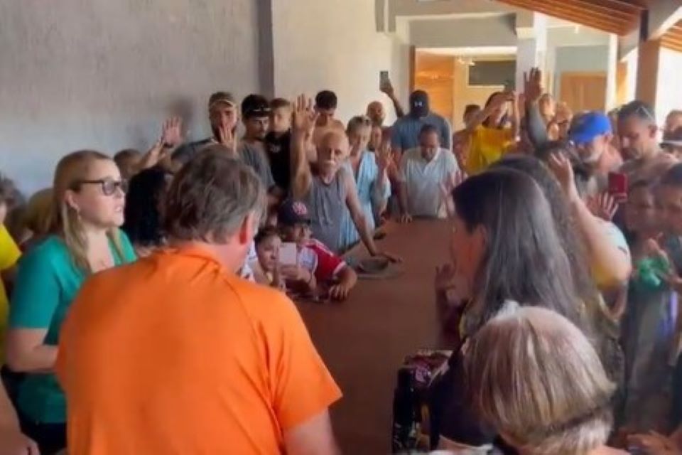 Bolsonaro posta vídeo rezando em Angra dos Reis após ser alvo de operação da PF