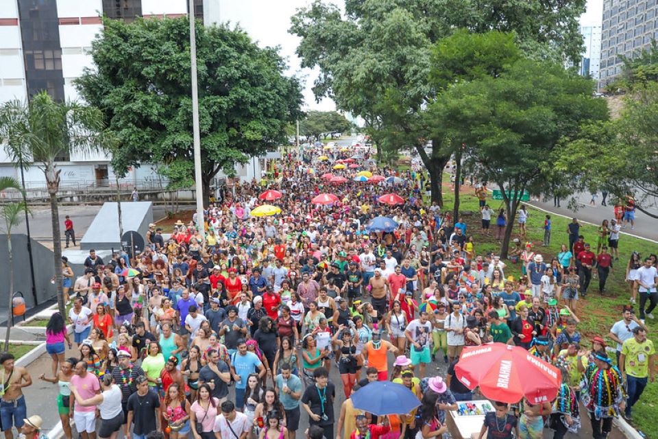Furtos de celular dominam ocorrências na segunda noite de Carnaval em Brasília