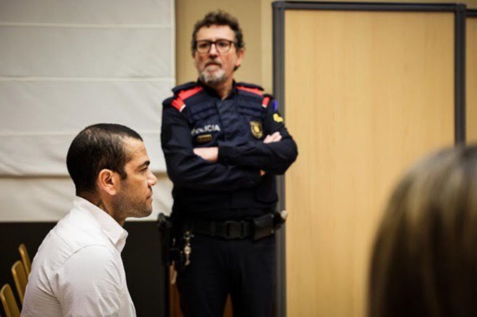 Daniel Alves é condenado pela justiça da Espanha por agressão sexual. Confira a sentença