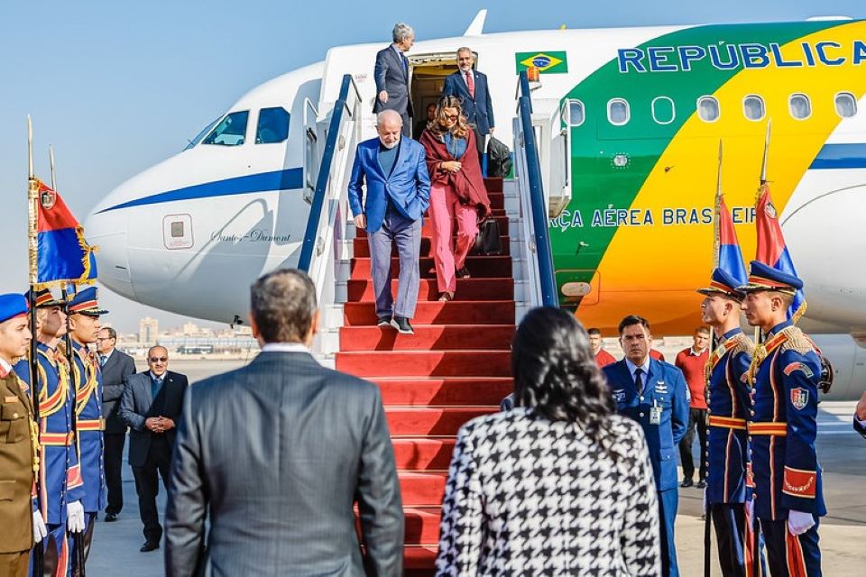 Presidente Lula chega ao Egito em sua primeira viagem internacional de 2024