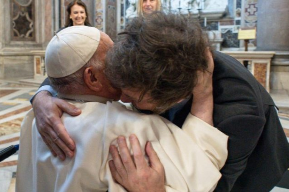 Papa Francisco e Javier Milei se abraçam no Vaticano