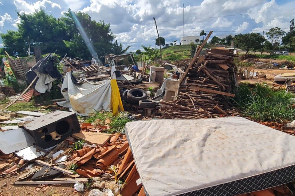 Área usada como lixão em São Sebastião é recuperada
