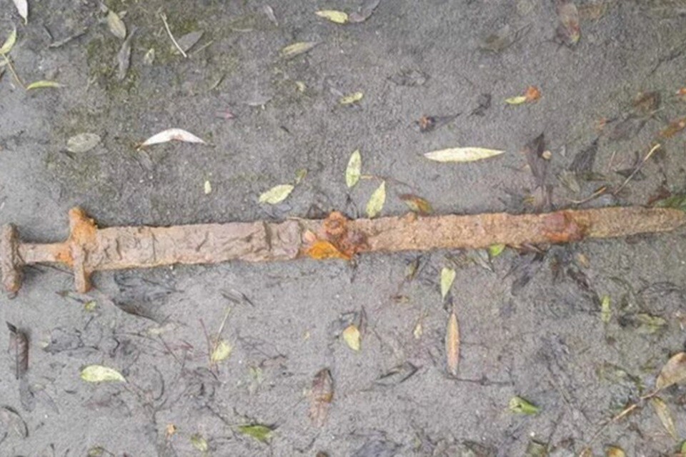 A espada achada por Trevor Penny pode ter mais de mil anos