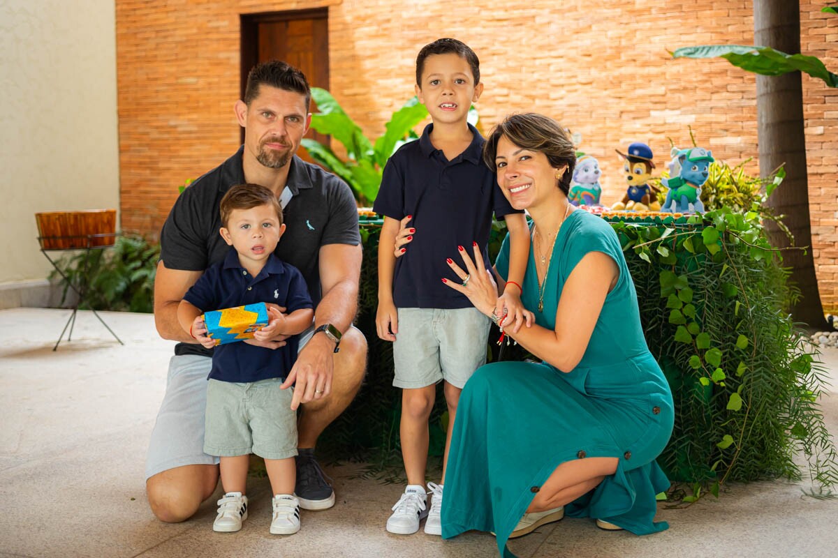 Alex e Paola Griebeler e os filhos Luca e Eduardo