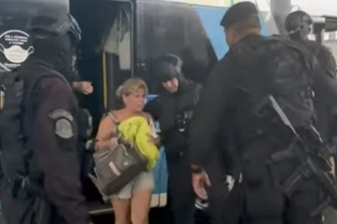 Liberação de reféns após prisão de sequestrador de ônibus no Rio