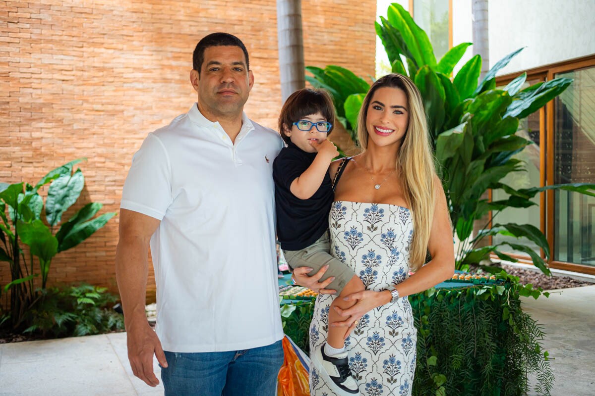 Carlos André e Ana Luiza Lopes e o filho Pedro