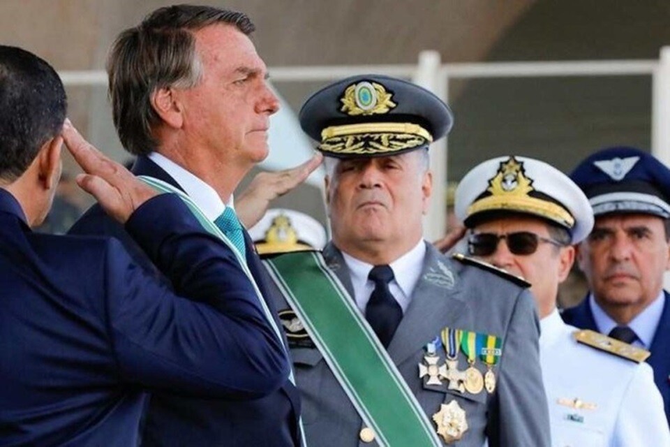 Freire Gomes presta continência para Bolsonaro. Militar fez duro depoimento na PF