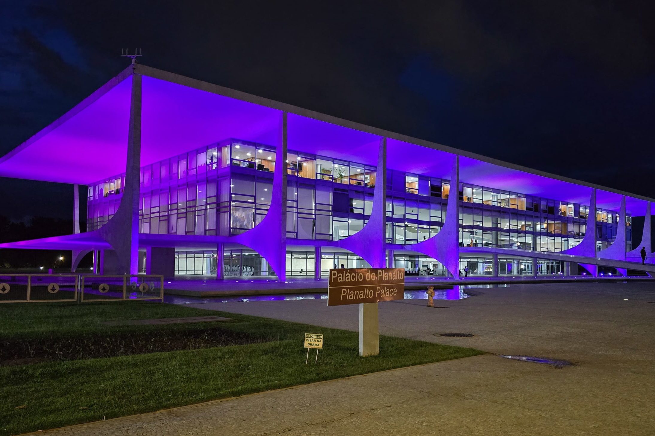 Planalto é iluminado para homenagear Dia da Mulher