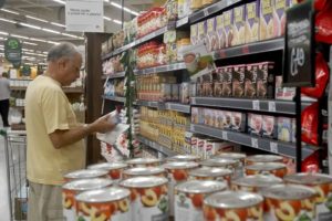 Nas prateleiras do supermercado, alimentos e bebidas registraram aumento | Foto: EBC/ Divulgação