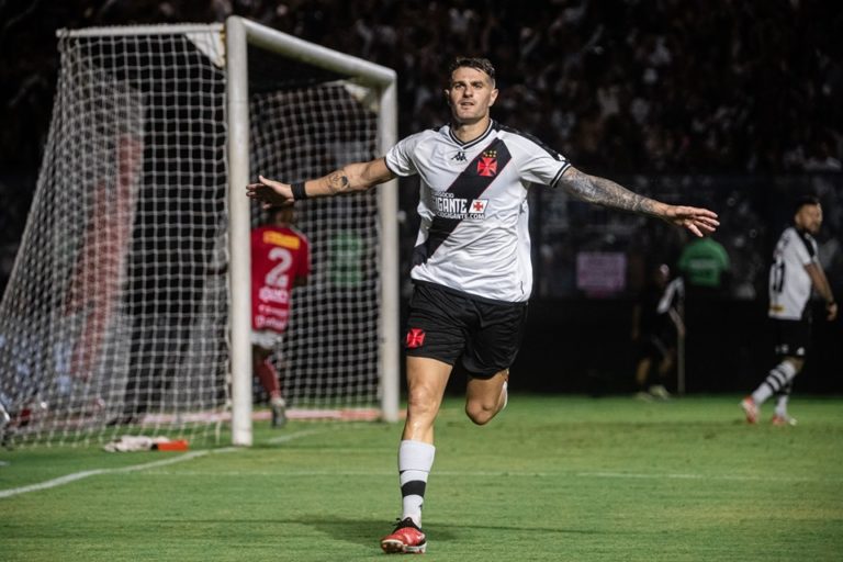 O argentino Vegetti celebra o terceiro gol do Vasco, que selou a classificação do time às semifinais do Campeonato Carioca
