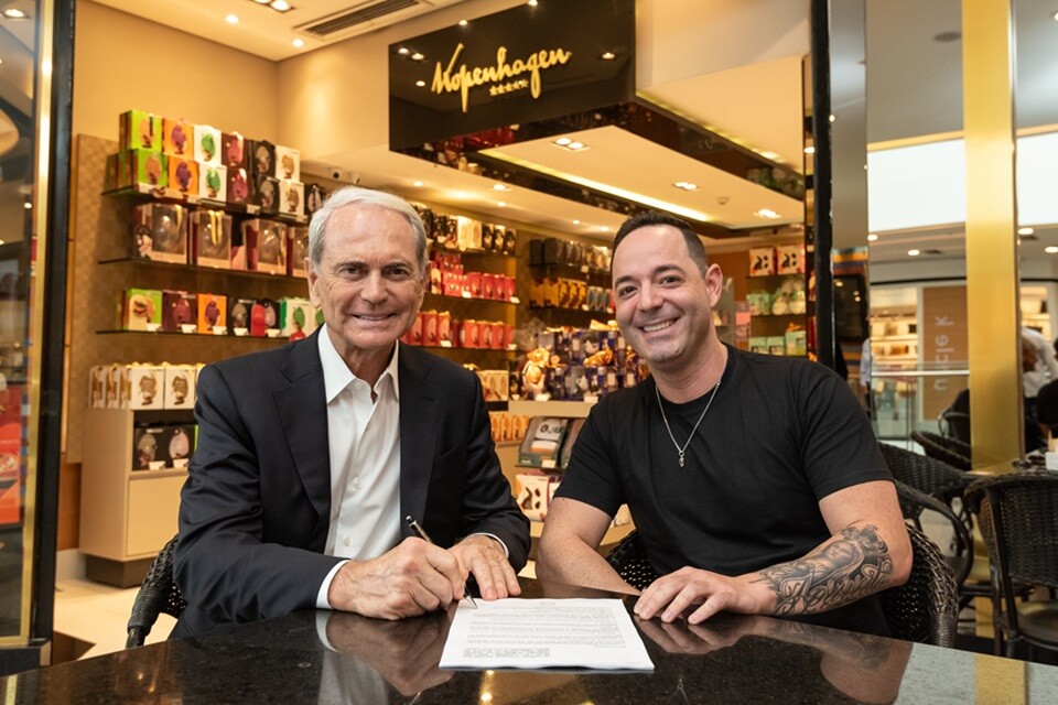 Paulo Octávio e Rodrigo Villar Romano assinam o contrato para a loja da Kopenhagen no Manhattan Shopping