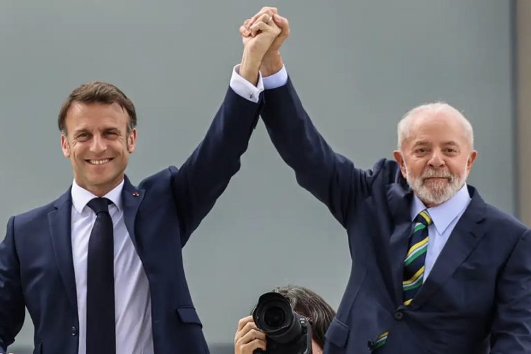 Presidente da França, Emmanuel Macron, ao lado de Luiz Inácio Lula da Silva | Foto: Fabio Charles Pozzebom/ Agência Brasil