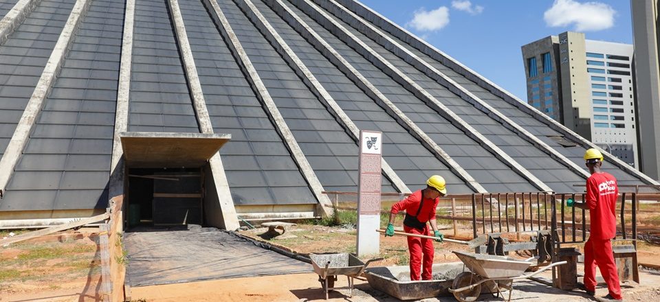 Trabalhadores atuam na primeira etapa da reforma da Sala Martins Pena do Teatro Claudio Santoro, que já tem mais de 50% das obras concluídas