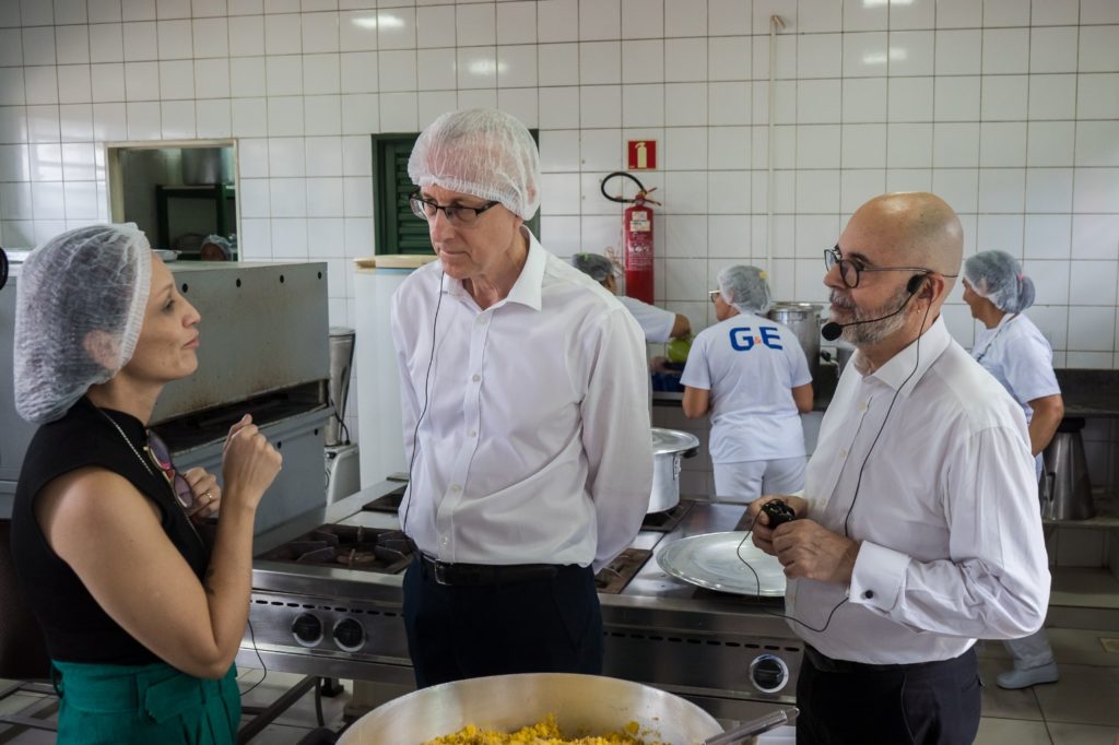 A diretora de alimentação escolar da SEEDF, Juliene Moura, acompanhou a visita das autoridades | Foto: Jotta Casttro/Ascom SEEDF