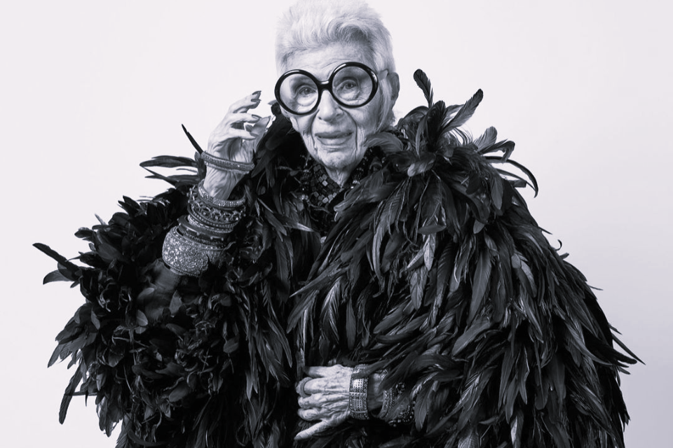 Lenda da moda mundial, Iris Apfel morre aos 102 anos nos EUA
