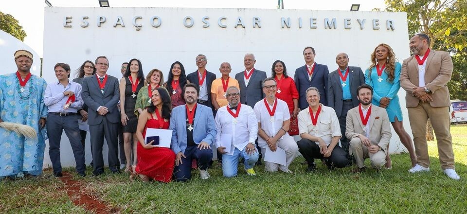 A medalha foi entregue no Espaço Oscar Niemeyer, na tarde deste domingo