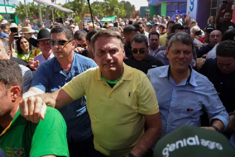 Bolsonaro no AgriShow ao lado do governador paulista Tarcísio de Freitas | Foto: Marcello Zambrana/Agif / Estadão