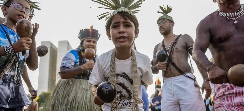 Cerca de 10 mil indígenas estão acampados no centro de Brasília para protestar a favor das demarcações | Foto: Rafa Neddermeyer/ Agência Brasil