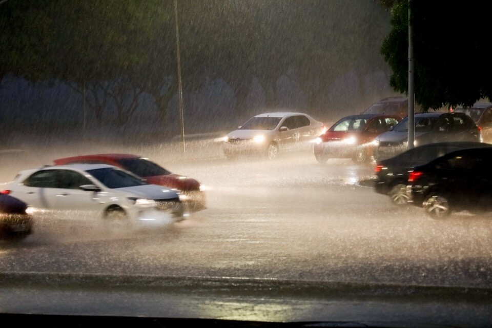 Em caso de temporal, a maior recomendação é evitar deslocamentos, para não se expor a um risco já iminente