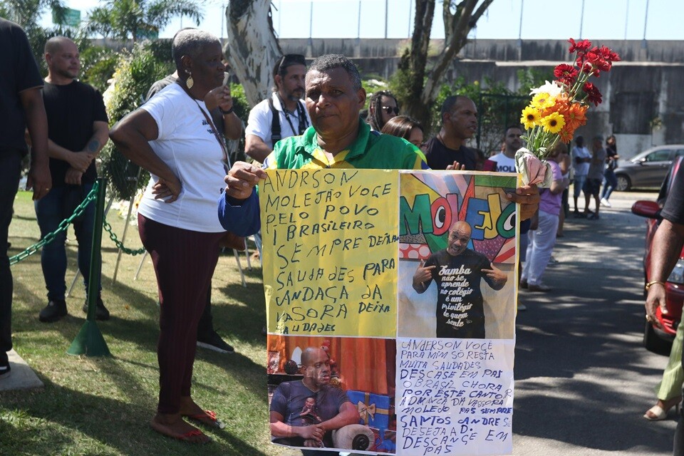 Familiares, amigos e fãs se despediram do cantor Anderson Leonardo, do Grupo Molejo